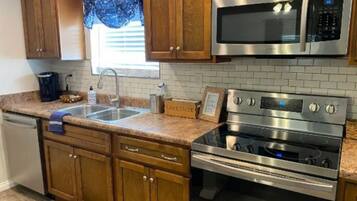 冰箱、微波炉、烤箱、炉灶