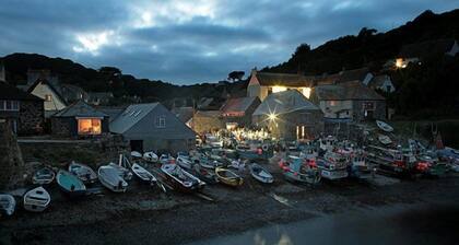 Fisherman's Studio in Cadgwith Cove - sleeps 2 guests in 1 bedroom