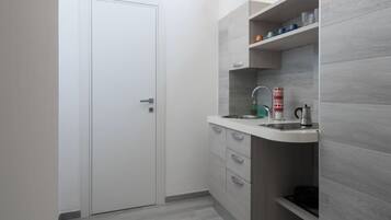 Réfrigérateur, micro-ondes, plaque de cuisson, cafetiÚre/bouilloire