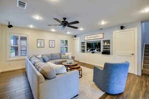 Smart-TV, peis, bordtennis og stereoanlegg