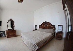 3 bedrooms, bed sheets