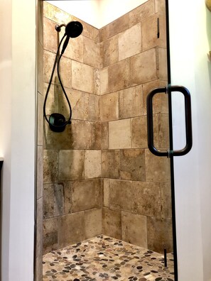 Secadora de cabello, toallas, jabón, papel de baño 