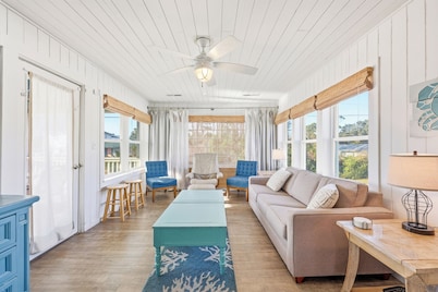 Entire House! Cottage Two Blocks from Beach w/ Swimming Pool, Hot Tub & Carport