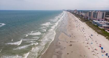 Beach Cottage Two Blocks from The Beach w/ Swimming Pool, Hot Tub and Carport