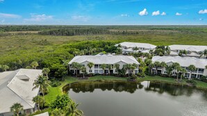 Un resort con varias construcciones, una fuente central y abundante vegetación.