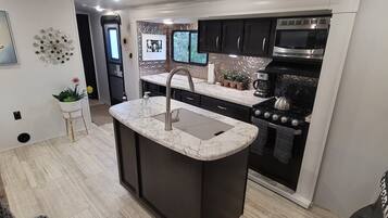 Refrigerador, microondas, horno y parrilla de estufa