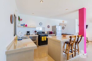 KĂŒhlschrank, Mikrowelle, Ofen, Herdplatte