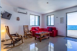 TV - Casa Perla Suite 1 a 2 Bdrm Caribbean Oceanfront Condo w/ dipping pool (Isla Mujeres)