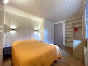 2 bedrooms, iron/ironing board, travel cot, free WiFi