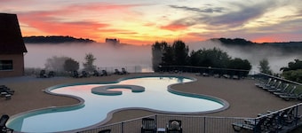 Les SOURCES "VIP Dyna" panoramic terrace, SPA, swimming pool, fishing pond...