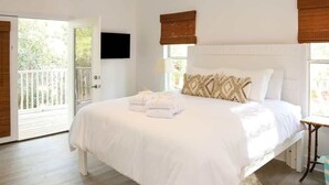 5 bedrooms, iron/ironing board, travel crib, WiFi (free) - Blue Sky Bungalow | Carriage House | 4 Bikes (Santa Rosa Beach)