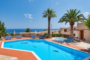 Seasonal outdoor pool, pool umbrellas, sun loungers - Magia Village Resort (Hersonissos)