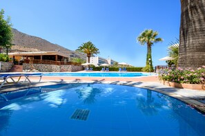 Seasonal outdoor pool, pool umbrellas, sun loungers - Magia Village Resort (Hersonissos)