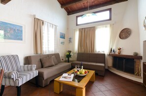 เอ็กซ์คลูซีฟวิลล่า, สระว่ายน้ำส่วนตัว, วิวทะเล | บริเวณนั่งเล่น | ทีวีจอแบน