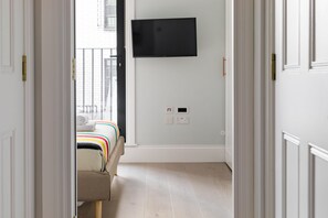 1 slaapkamer, een strijkplank/strijkijzer, wifi, beddengoed