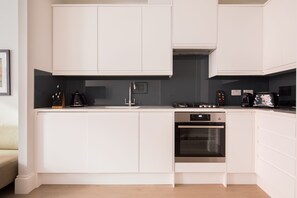 Réfrigérateur, four à micro-ondes, un four, surface de cuisson