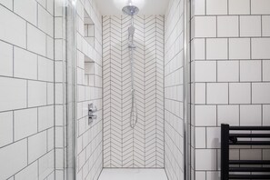 Een douche, een haardroger, handdoeken, zeep