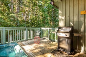 Outdoor spa tub - Upgraded Mountainside 3BR TH Ski-in, w/Private HT (Whistler)