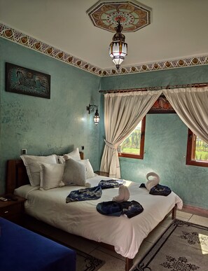 Suite Cheval Rouan bleu | Egyptian cotton sheets, premium bedding, Select Comfort beds