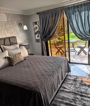 Comfort-sviitti, 1 suuri parisänky, näköala puutarhaan | Egyptinpuuvillaiset lakanat, ylelliset vuodevaatteet