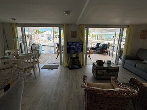 Una Smart TV, un reproductor de DVD