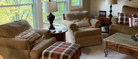 Smart TV, caminetto, videogiochi