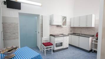 Refrigerador, horno, parrilla de estufa y cafetera y tetera