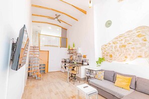 TV - Suncastle Romantic Loft! (Alicante/Alacant)