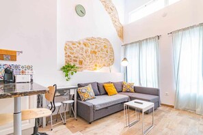 TV - Suncastle Romantic Loft! (Alicante/Alacant)