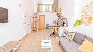 A compact living space with a kitchen, a dining area, and a sofa. - SunCastle Romantic Loft (Alicante/Alacant)
