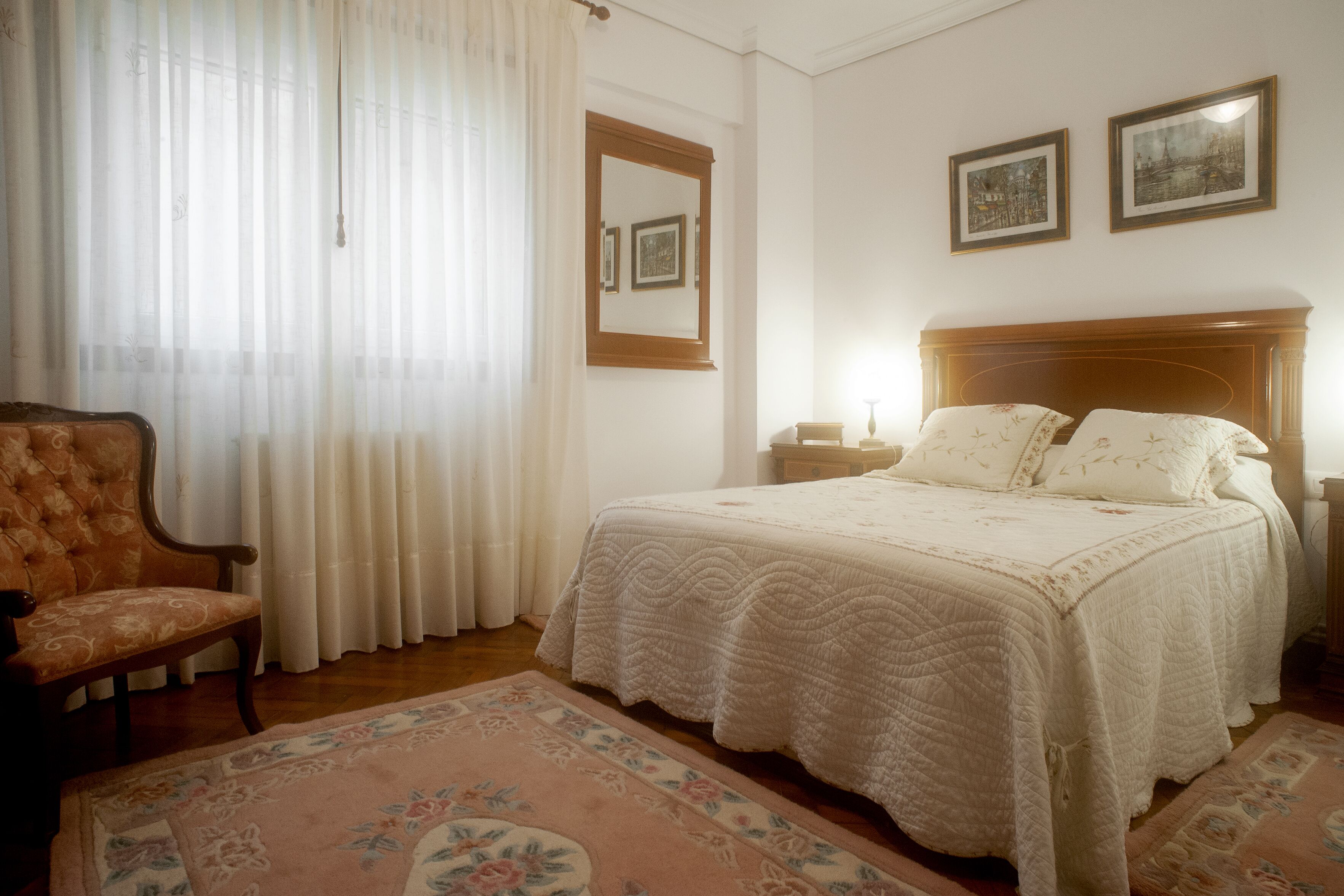 3 slaapkamers, een strijkplank/strijkijzer, gratis wifi, beddengoed