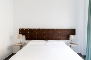 1 slaapkamer, een strijkplank/strijkijzer, beddengoed