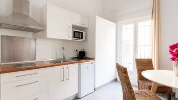 Frigorífico, microondas y tostadora