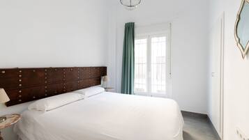 1 slaapkamer, een strijkplank/strijkijzer, beddengoed