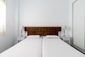 1 habitación, tabla de planchar con plancha y ropa de cama 