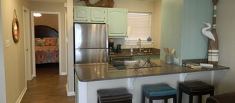 A12 Luxury Lake Front - Our Guests Keep Coming Back! *See our 5 Star Reviews*