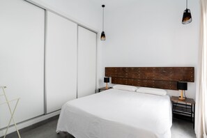 1 dormitorio, tabla de planchar con plancha, ropa de cama