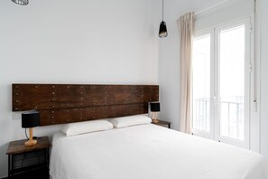 1 habitación, tabla de planchar con plancha y ropa de cama 