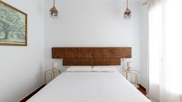 2 habitaciones, tabla de planchar con plancha y ropa de cama