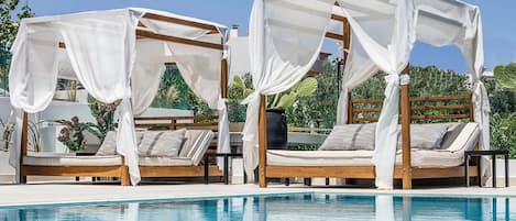 Una piscina al aire libre, una piscina climatizada