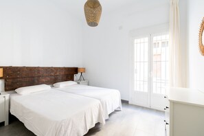 1 slaapkamer, een strijkplank/strijkijzer, beddengoed