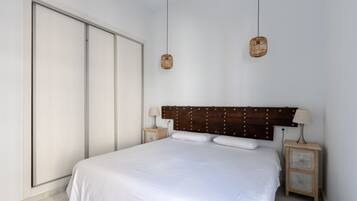 1 chambre, fer et planche à repasser, draps fournis