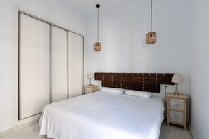 1 quarto, ferros/tábuas de passar roupa, roupa de cama