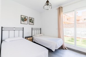 2 sovrum, strykjärn/strykbräda och sängkläder