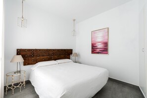 2 dormitorios, tabla de planchar con plancha, ropa de cama