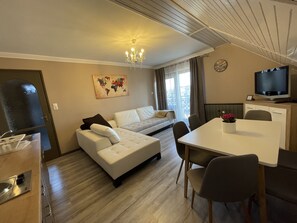 2 bedrooms, in-room safe, iron/ironing board, free WiFi - Family Friendly 2 Bedroom and Living (65 m2) (Mórahalom)