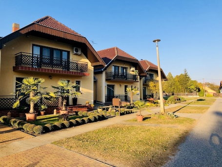 Exterior. Family Friendly 2 Bedroom and Living (65 m2)