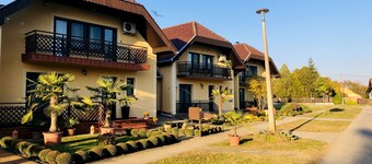 Family Friendly 2 Bedroom and Living (65 m2)