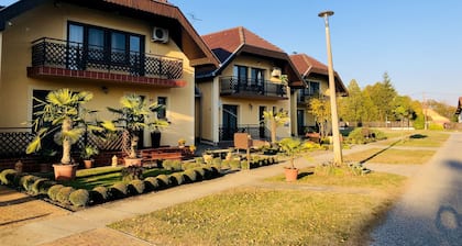 Family Friendly 2 Bedroom and Living (65 m2)