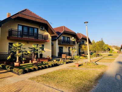 Family Friendly 2 Bedroom and Living (65 m2)